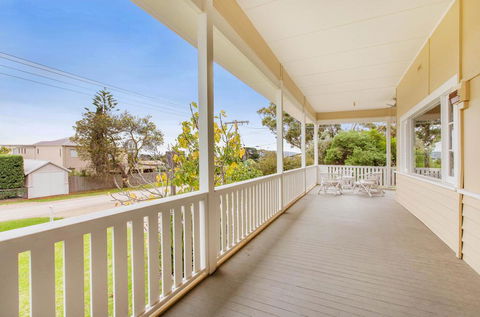 BEACHSIDE GETAWAY - DROMANA - Holiday Sunshine Coast 3