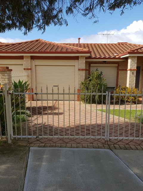 Beachside Retreat - Sunshine Coast Tourism 0