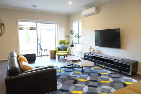 Beautiful House In Melbourne Southwest - Holiday Sunshine Coast 3