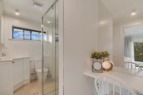 BEAUTIFULLY RENOVATED OCEANSIDE APARTMENT - Sunshine Coast Tourism 3