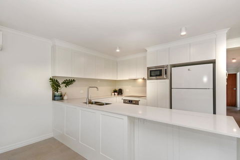 BEAUTIFULLY RENOVATED OCEANSIDE APARTMENT - Sunshine Coast Tourism 2