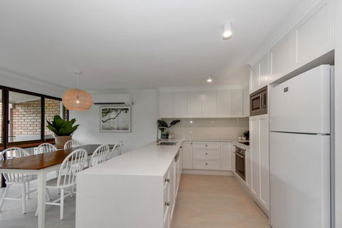 BEAUTIFULLY RENOVATED OCEANSIDE APARTMENT - Sunshine Coast Tourism 0