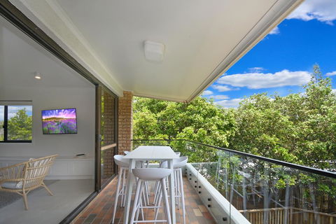 BEAUTIFULLY RENOVATED OCEANSIDE APARTMENT - Sunshine Coast Tourism 1