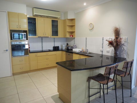 Bed And Breakfast With Airport Transfers And Rental Car - Holiday Sunshine Coast 1