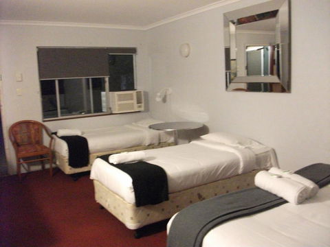 Beerwah Glasshouse Motel - Sunshine Coast Tourism 3