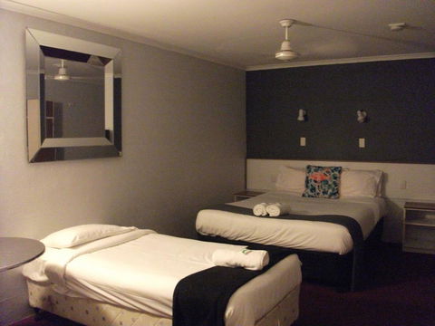 Beerwah Glasshouse Motel - Sunshine Coast Tourism 1