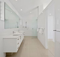 Bella Vista West 3 Luxury Ocean View High Ceilings Golf Buggy Sleeps 8 - Holiday Sunshine Coast