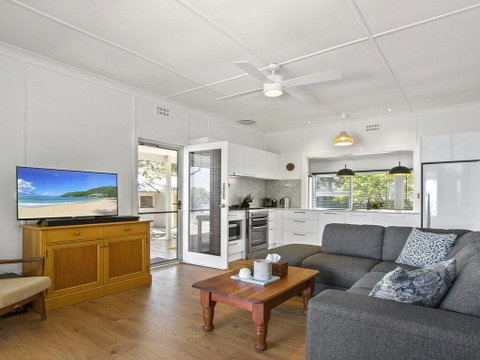 Bellevue - Overlooking Serene Lake Woolumboola - Holiday Sunshine Coast 3