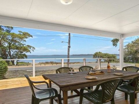 Bellevue - Overlooking Serene Lake Woolumboola - Holiday Sunshine Coast 0