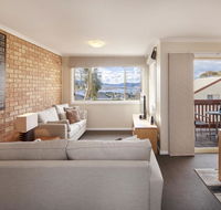 Beloka 9 - Overlooking Lake Jindabyne - Holiday Sunshine Coast