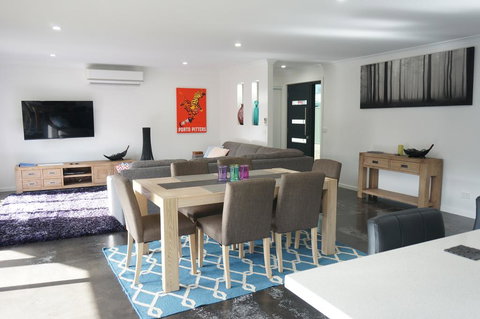 Ben's Place - Modern & Convenient - Sunshine Coast Tourism 0