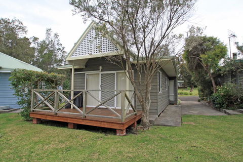 Berrara Lagoon Front Chalet - Sunshine Coast Tourism 1