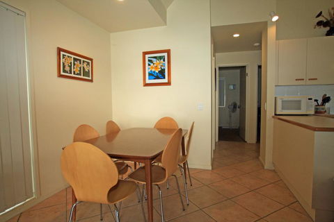 Berrara Lagoon Front Chalet - Sunshine Coast Tourism 3