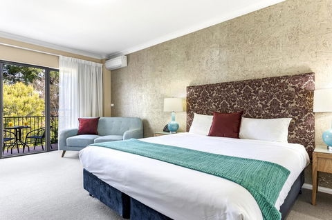 Berry Village Boutique Motel - Sunshine Coast Tourism 0