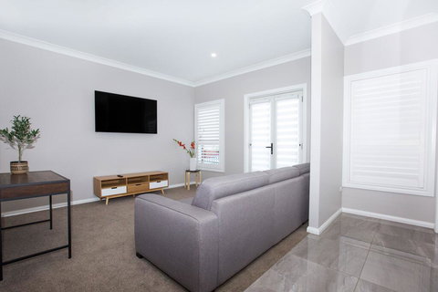 Best Central Wagga Townhouse - Holiday Sunshine Coast 2