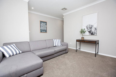 Best Central Wagga Townhouse - Holiday Sunshine Coast 3