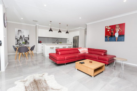 Best Central Wagga Townhouse - Holiday Sunshine Coast 0