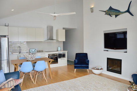 Between Two Beaches - Sunshine Coast Tourism 0