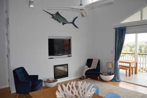 Between Two Beaches - Sunshine Coast Tourism 1