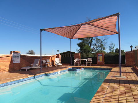 Bishop's Lodge Motor Inn - Sunshine Coast Tourism 3