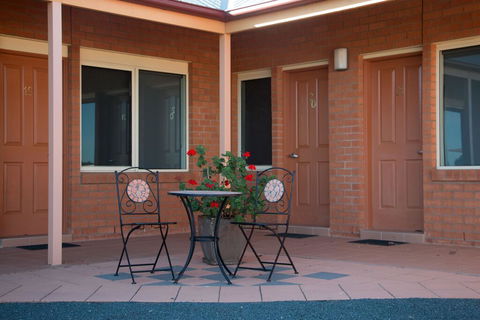Bishop's Lodge Motor Inn - Sunshine Coast Tourism 1
