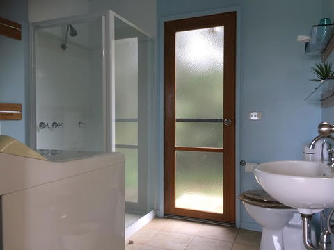 Black Cockatoo Cottages - Sunshine Coast Tourism 3
