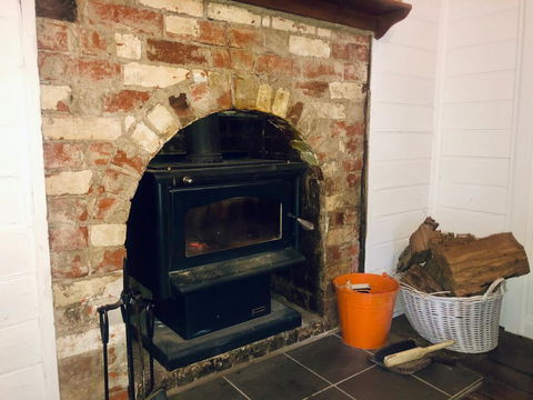 Blue Duck Cottage, Village Comfort, Fireplace - Sunshine Coast Tourism 3
