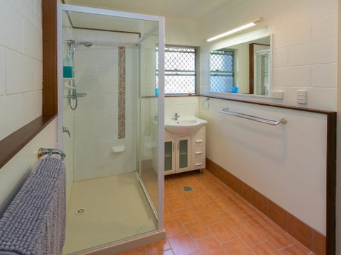 Blue Water Retreat - Downstairs - Sunshine Coast Tourism 2