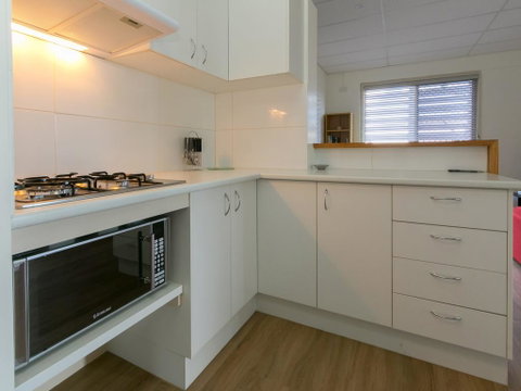 Blue Water Retreat - Downstairs - Sunshine Coast Tourism 1