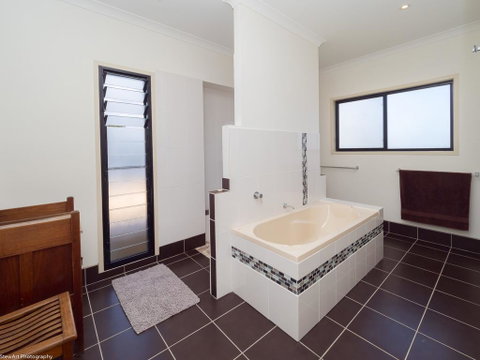 Blue Water Retreat - Upstairs - Sunshine Coast Tourism 1