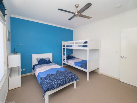 Blue Water Retreat - Upstairs - Sunshine Coast Tourism 3