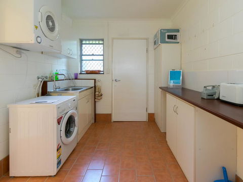 Blue Water Retreat - Upstairs & Downstairs - Sunshine Coast Tourism 2