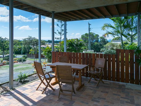 Blue Water Retreat - Upstairs & Downstairs - Sunshine Coast Tourism 3