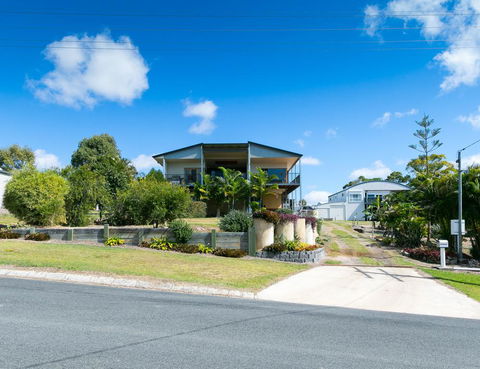 Blue Water Retreat - Upstairs & Downstairs - Sunshine Coast Tourism 0
