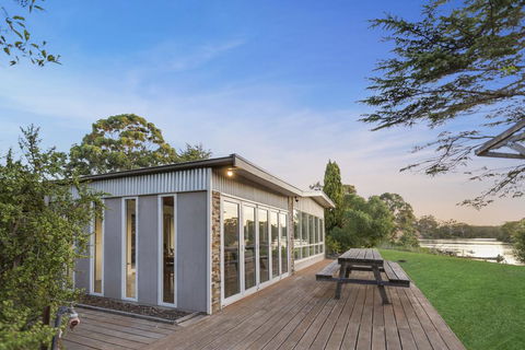 Bluff View River House - Stunning Riverfront - Holiday Sunshine Coast 0