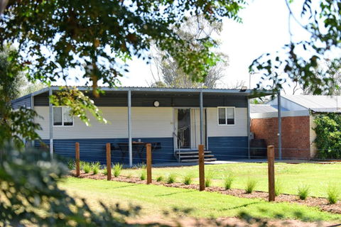 The Jetty Hut - Lake Frontage Barmera Riverland - Sunshine Coast Tourism 1