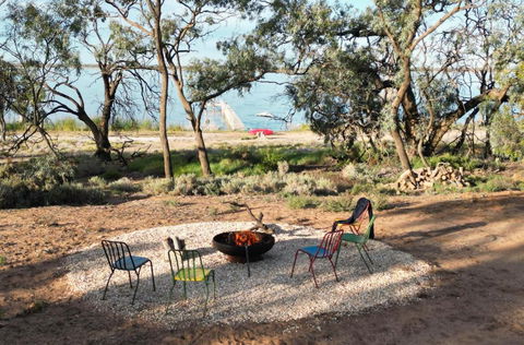 The Jetty Hut - Lake Frontage Barmera Riverland - Sunshine Coast Tourism 3