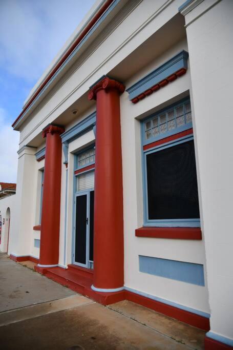 The Merredin Treasury, Art Deco Heritage 2 Bedroom Suite In Merredin CBD - Holiday Sunshine Coast 2