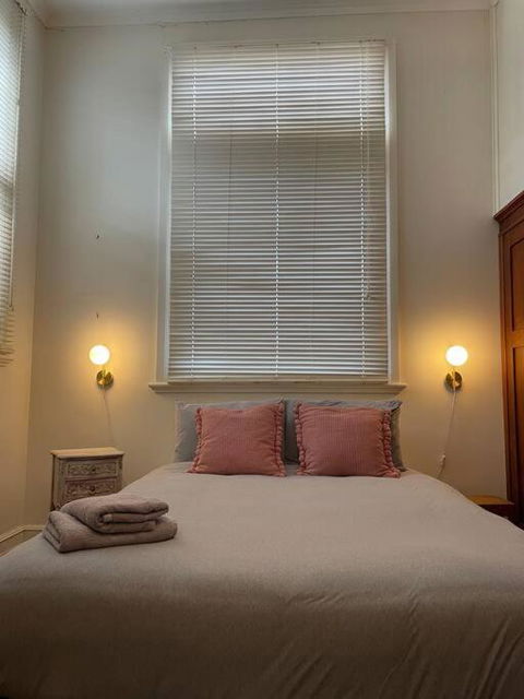 The Merredin Treasury, Art Deco Heritage 2 Bedroom Suite In Merredin CBD - Holiday Sunshine Coast 3