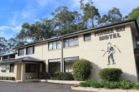 The Pioneer Way Motel - Sunshine Coast Tourism 1