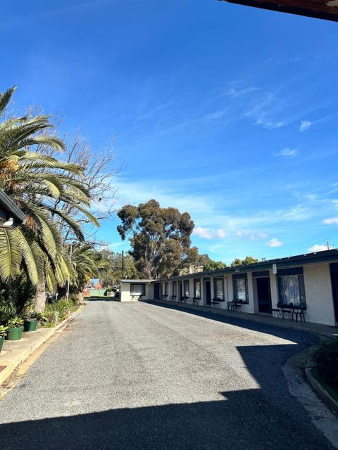The Shamrock Hotel Balranald - Holiday Sunshine Coast 1