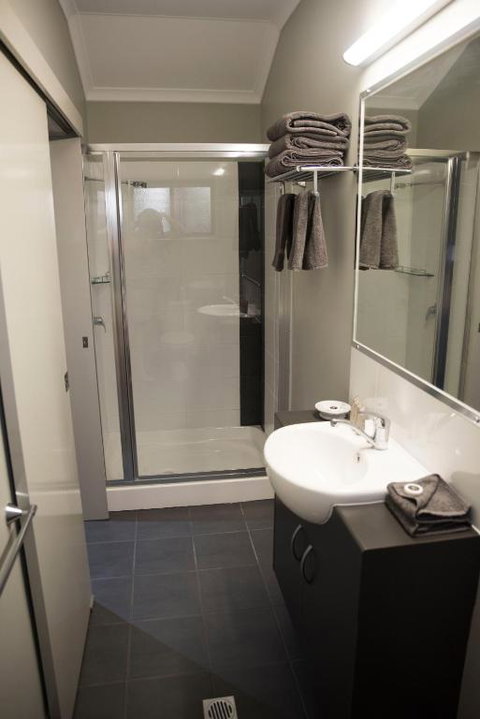 The Rocks Motel - Sunshine Coast Tourism 3