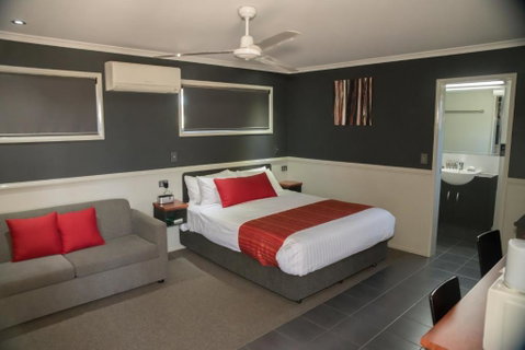 The Rocks Motel - Sunshine Coast Tourism 1