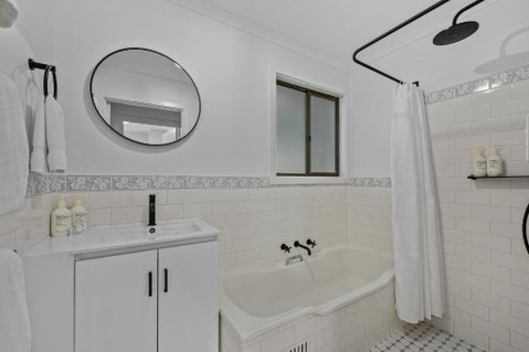 The Shore Guest House Milang - Sunshine Coast Tourism 3