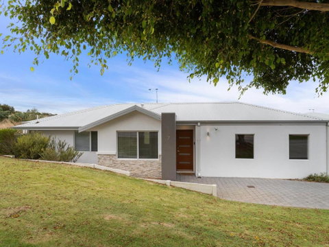 Three Bedroom, Two Bathroom Family Home - Sunshine Coast Tourism 0