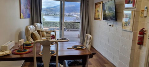 Waterfront Abode - 2 Bedrooms - Holiday Sunshine Coast 2