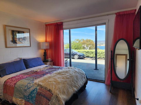 Waterfront Abode - 2 Bedrooms - Holiday Sunshine Coast 1