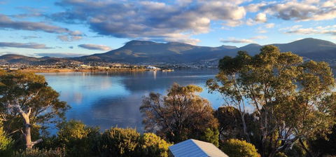 Waterfront Abode - 2 Bedrooms - Holiday Sunshine Coast 0