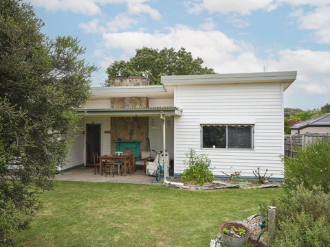 Warraburra Beach Shack, Rosebud - 2 Bedrooms - Plus Your Own Private Beach Box! - Holiday Sunshine Coast 1