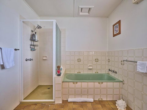 Warraburra Beach Shack, Rosebud - 2 Bedrooms - Plus Your Own Private Beach Box! - Holiday Sunshine Coast 3